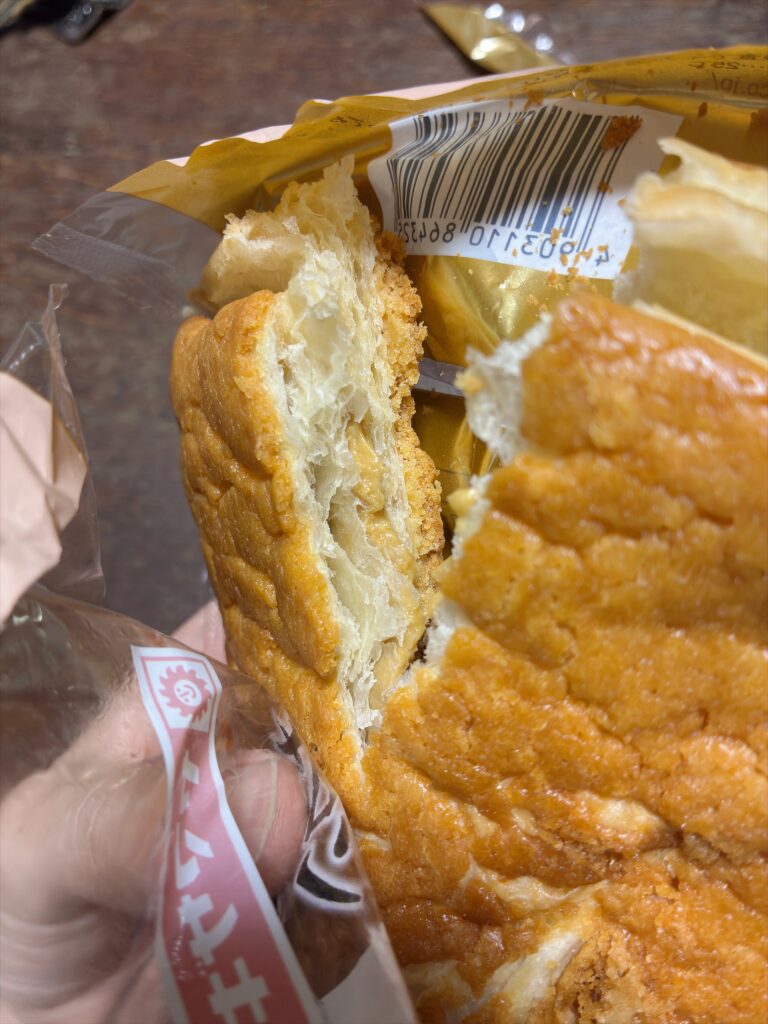 ヤマザキ メロンデニッシュ キャラメルホイップを割ったところ